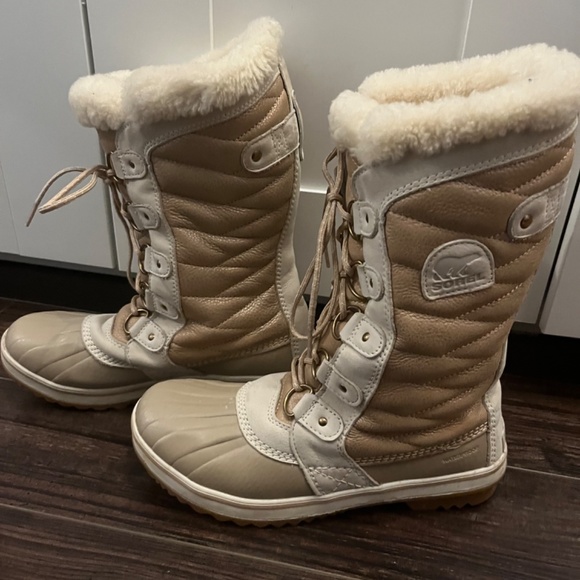 Sorel Winter Boots Like new - Picture 2 of 4